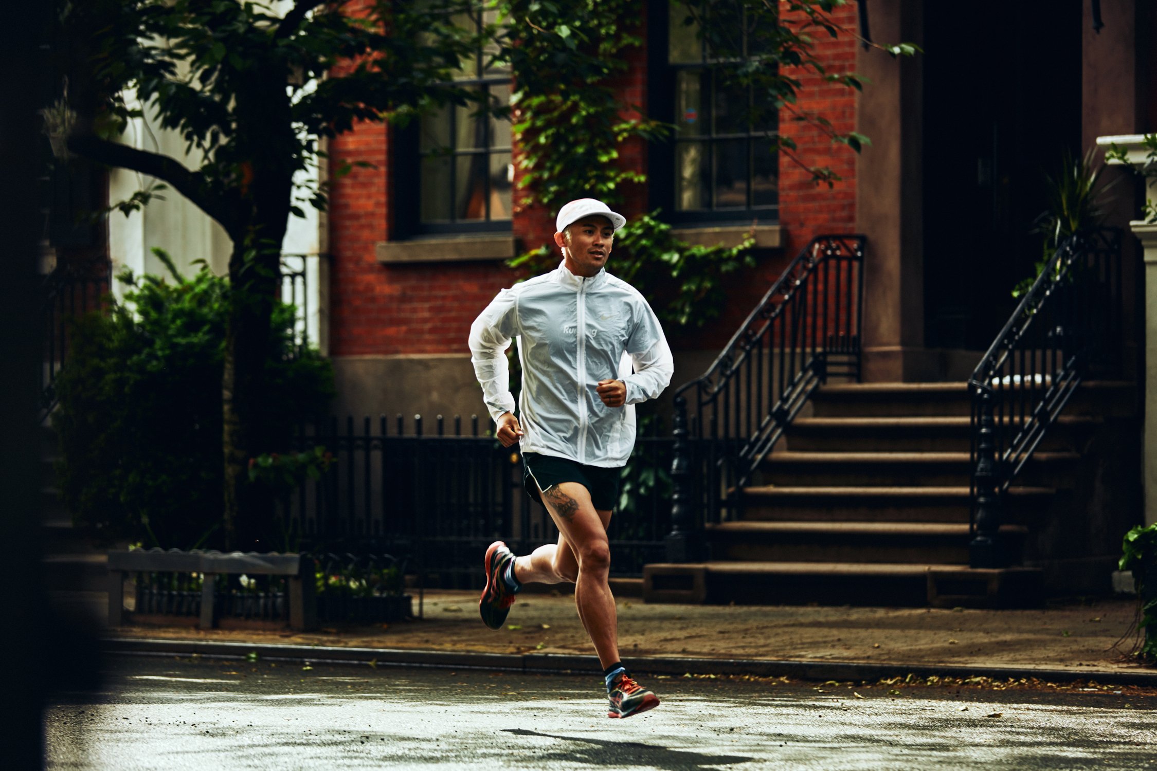 RUNNER'S WORLD by Geoffrey Knott